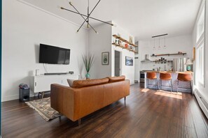 Smart-TV, bøker og stereoanlegg