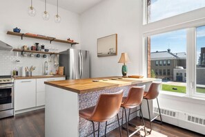 Kjøleskap, ovn, kokeplater og oppvaskmaskin