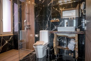 Ducha, secador de pelo, toallas, jabón