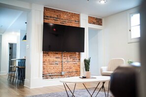 Interior - Fort Chambers Flat on Main (Chambersburg)