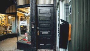 Uma porta preta com uma placa acima que diz 'Myers Wenger Insurance'.