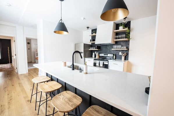 Fridge, microwave, oven, stovetop - Fort Chambers Flat on Main (Chambersburg)