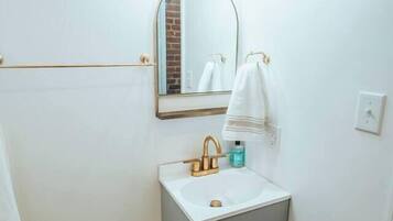 Dusche, Haartrockner, Handtücher