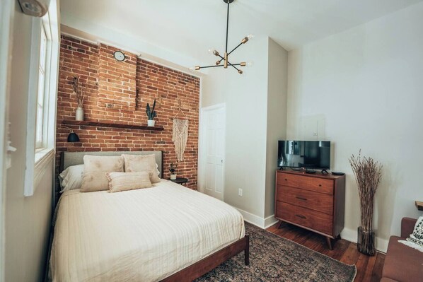 1 غرفة نوم ومكواة/لوح كي وواي فاي مجانًا وملاءات أسرّة