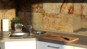 Ofen, Geschirrspüler, Wasserkocher mit Kaffee-/Teezubehör, Toaster