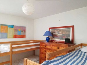 2 bedrooms, iron/ironing board, WiFi