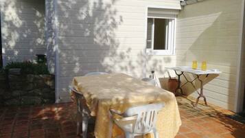 屋外ダイニングエリア