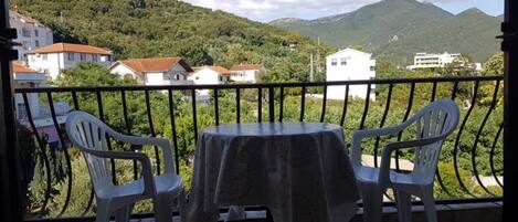 تناول الطعام بالخارج