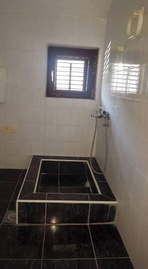 Shower - Room for Three -Sea Garden View (Bijela)
