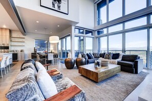 TV, peis og kontorer