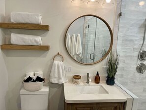 Dusche, Haartrockner, Handtücher