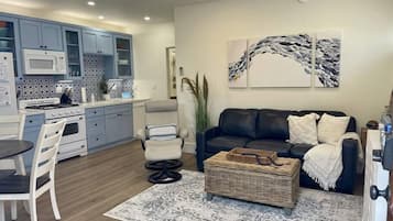 TV, caminetto, lettore DVD, impianto stereo