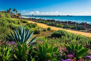 Beach nearby - Quiet Condo in Village with Deck, Bikes and AC (San Clemente)