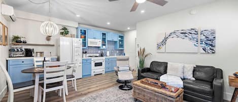 Smart TV, lareira, livros, biblioteca musical