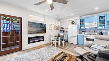 Kylskåp, mikrovågsugn, ugn och spishäll