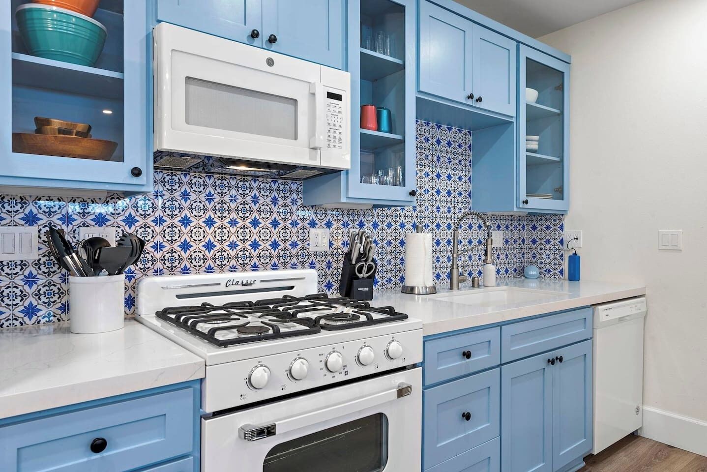 Refrigerador, microondas, horno y parrilla de estufa 