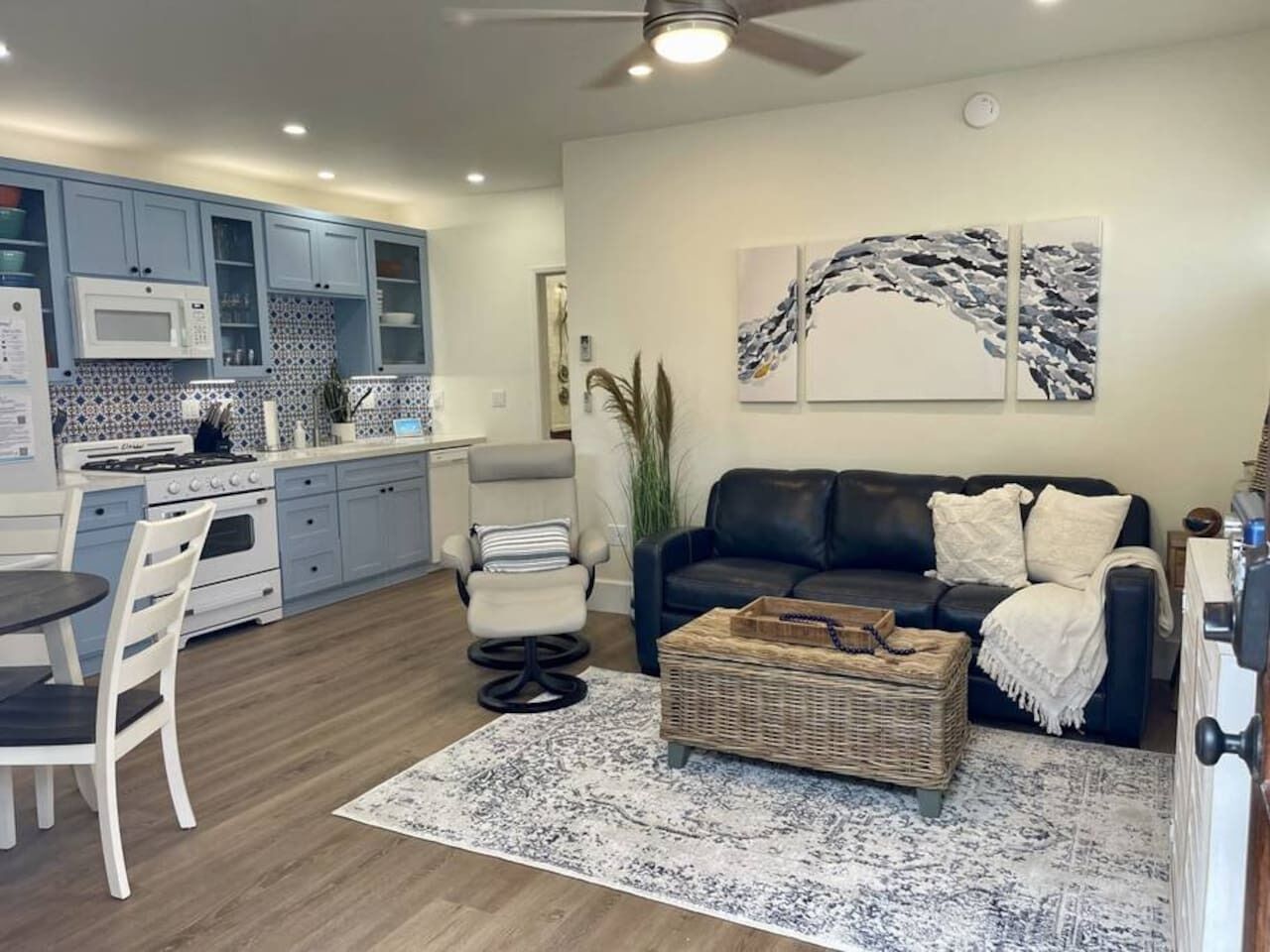 Una Smart TV, una chimenea, libros, una biblioteca de música