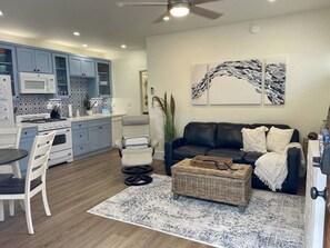 Smart-TV, peis, bøker og musikkbibliotek