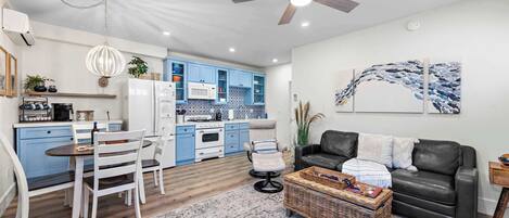 Een televisie, een open haard, een dvd-speler en boeken