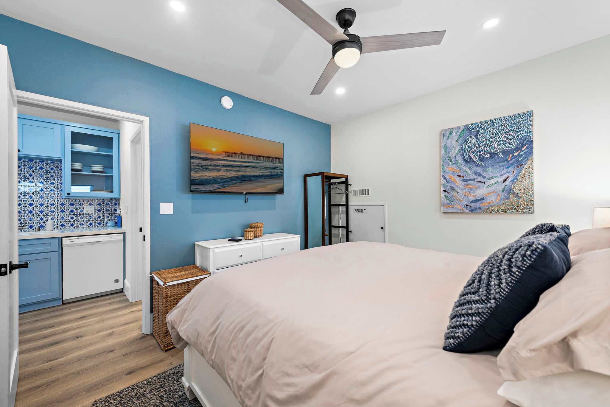 1 soverom, skrivebord, strykejern/-brett og reiseseng for barn