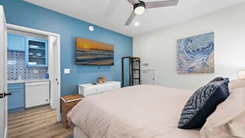 1 sovrum, skrivbord, strykjärn/strykbräda och resesäng