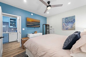 1 sovrum, skrivbord, strykjärn/strykbräda och resesäng