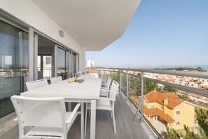 Relax on the balcony with a clear view of the surrounding area and the sea.