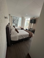 Doppelzimmer zur Einzelnutzung | Minibar, Schreibtisch, laptopgeeigneter Arbeitsplatz