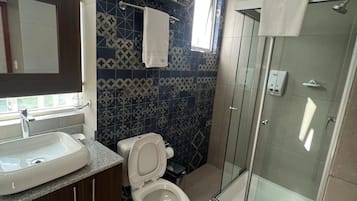Studiosuite | Bad | Dusj, regndusjhode, hårføner og håndklær