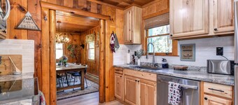 Cozy Cabin! Family Friendly! Games! Dogs Welcome! Close to Skiing & Twain Harte!