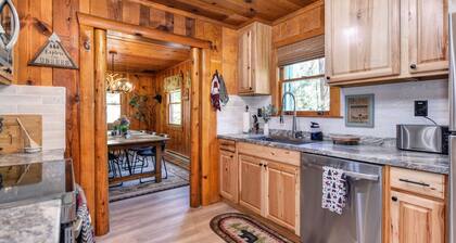 Cozy Cabin! Family Friendly! Games! Dogs Welcome! Close to Skiing & Twain Harte!