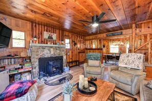 Smart TV, fireplace, DVD player, books - Cozy Cabin! Family Friendly! Games! Dogs Welcome! Close to Skiing & Twain Harte! (Mi-Wuk Village)
