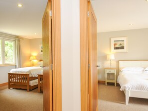 2 Schlafzimmer, individuell dekoriert, individuell eingerichtet