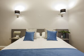 Premium bedding, down comforters, laptop workspace, blackout drapes - Sarmiento Flats (Buenos Aires)