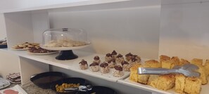 فطور كامل مجانًا يوميًا