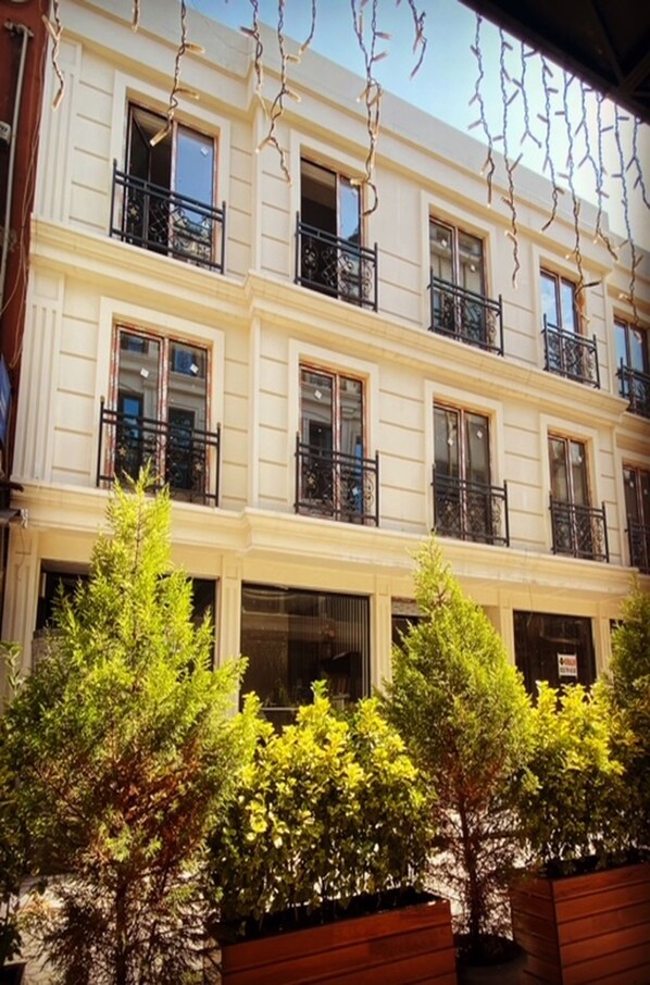 Front of property - BALPETEK HOTEL (Istanbul)