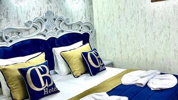 Premium bedding, minibar, desk, free WiFi