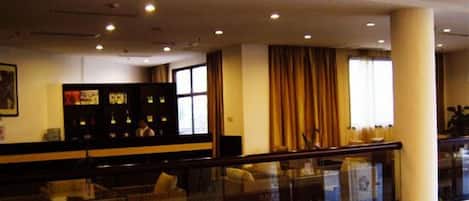 Bar-salon dans le hall