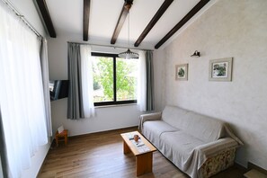 TV - Holiday home with sea views, air conditioning and garden (Donji Kraj)