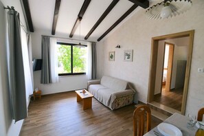 TV - Holiday home with sea views, air conditioning and garden (Donji Kraj)