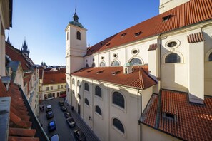 A street view with a building featuring arched windows and a red-tiled roof. - OLD TOWN-3 BEDROOM 3 BATHROOM TEMPLOVA (Hlavní mesto Praha)