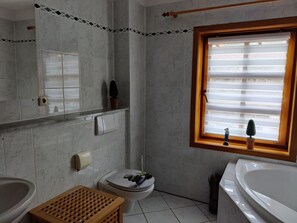 Bathtub, hair dryer, towels, soap - Romantische Reetgedeckte Bauernhaushälfte in Alt Rehse (Penzlin OT Alt Rehse)