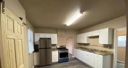 Lovely 2 bedroom Duplex 1 bath near riverwalk