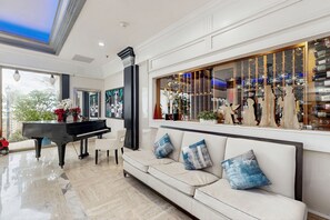 Lobby - Sunlit suite with a city view & fast WiFi plus a pool, & beach access (Fort Lauderdale)