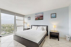 1 bedroom, iron/ironing board, internet, bed sheets - Sunlit suite with a city view & fast WiFi plus a pool, & beach access (Fort Lauderdale)
