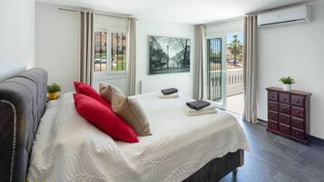 6 chambres, bureau, fer et planche Ă  repasser, lit parapluie