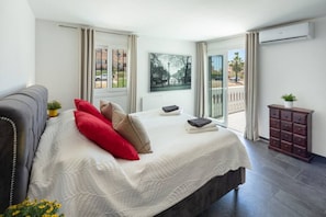 6 bedrooms, desk, iron/ironing board, travel cot