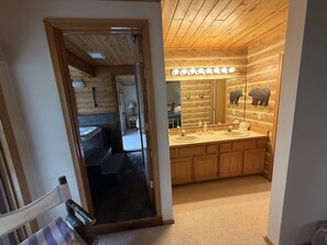 3 bedrooms, desk, iron/ironing board, internet