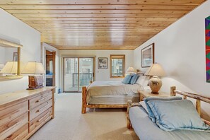 3 bedrooms, desk, iron/ironing board, internet