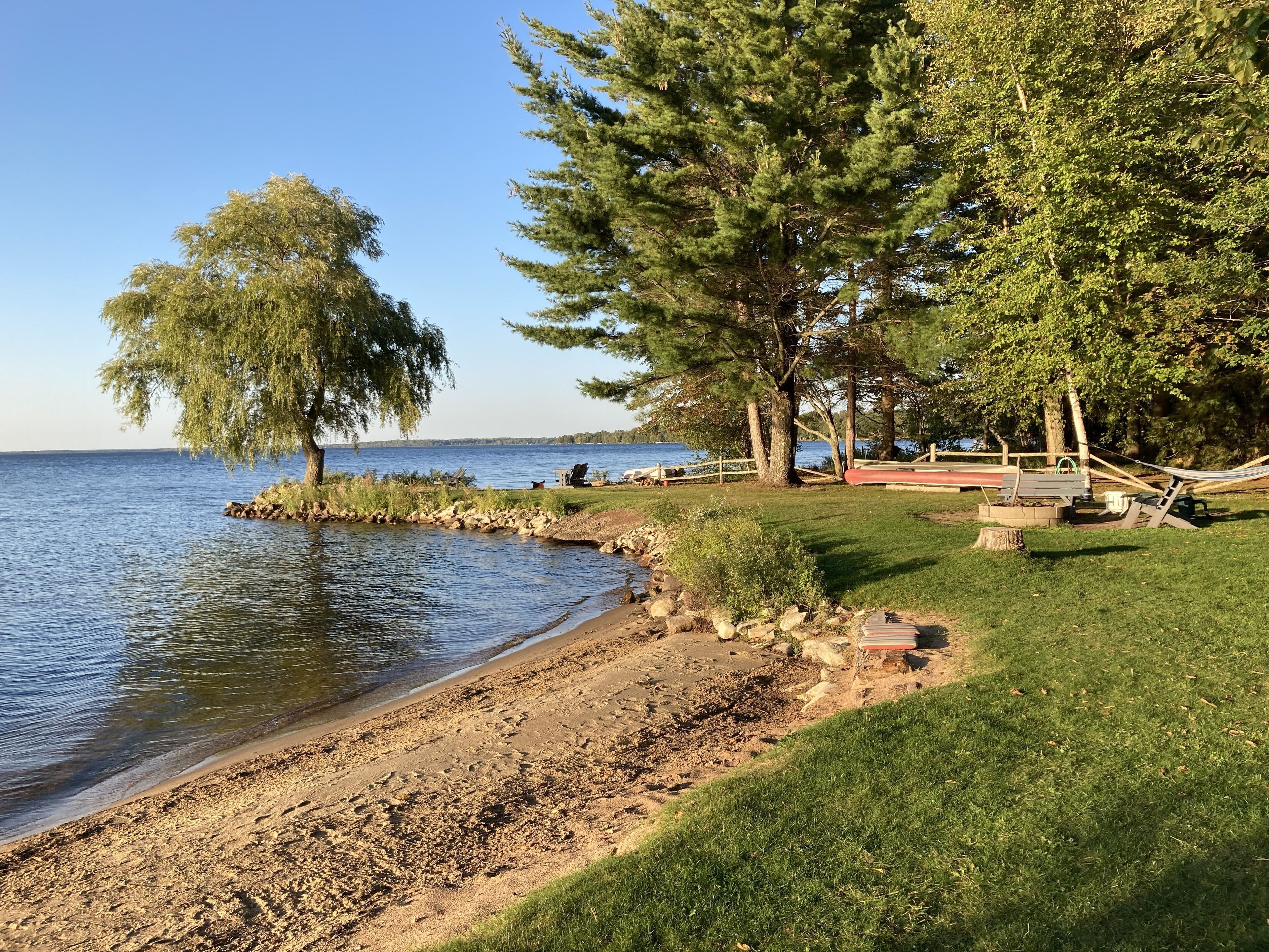 En la playa, sillas reclinables de playa